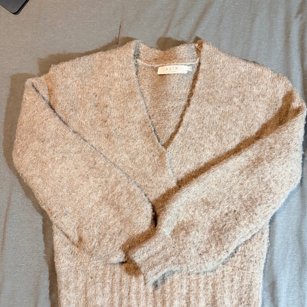 Short V-neck thick tan sweater, ASTR, Medium